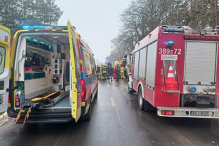 Wypadek na DW803, cztery osoby ranne