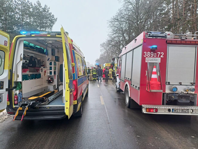 Wypadek na DW803, cztery osoby ranne