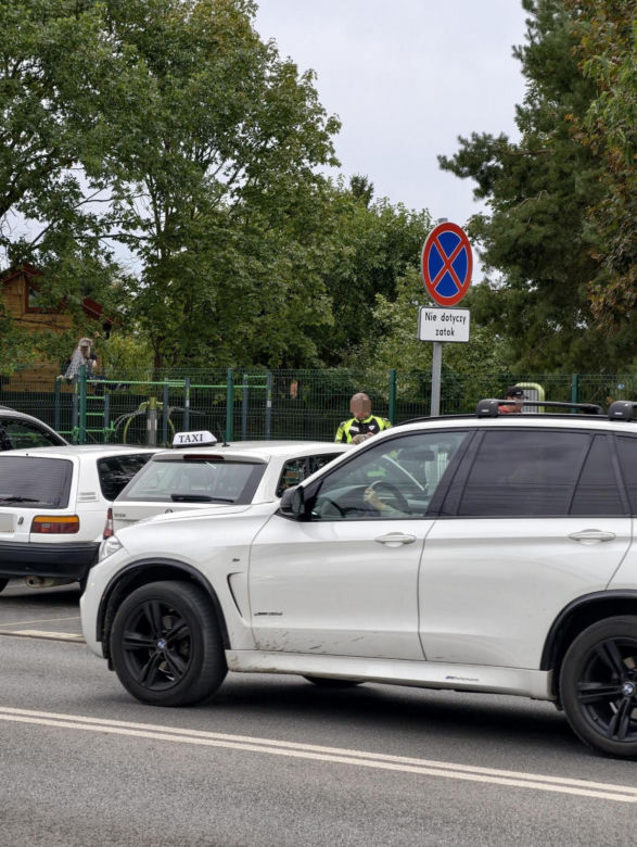 8-latek na hulajnodze potrącony przy szkole. Wjechała w niego Skoda. Kierowca miał jeździć "na aplikację"