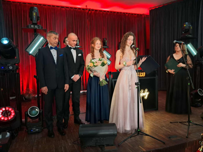 Tak bawili się maturzyści na studniówce skarżyskiego "Erbla". Kreacje jak z czerwonego dywanu