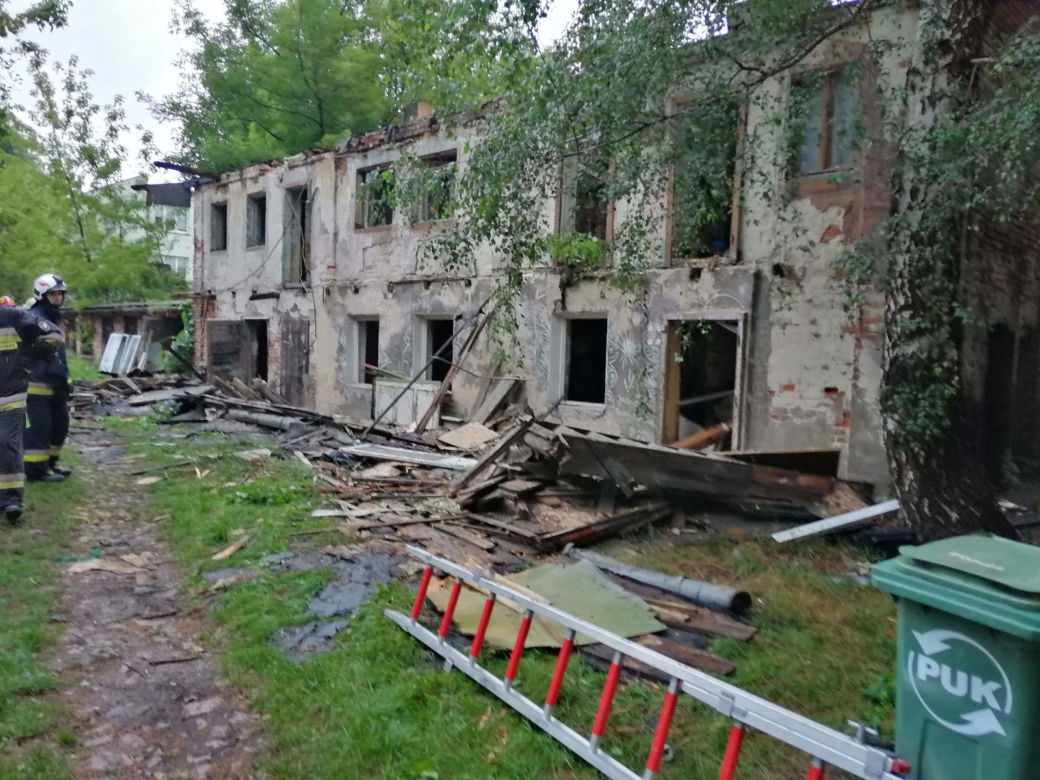 Chwile grozy w Kaliszu! Przy ul. Asnyka ZAWALIŁ SIĘ dach budynku! [ZDJĘCIA]
