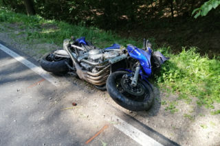 Kolejny motocyklista ginie pod kołami ciężarówki. 32-latek przewrócił się podczas wyprzedzania