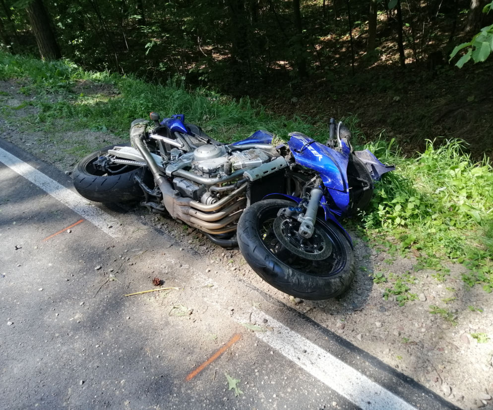 Kolejny motocyklista ginie pod kołami ciężarówki. 32-latek przewrócił się podczas wyprzedzania