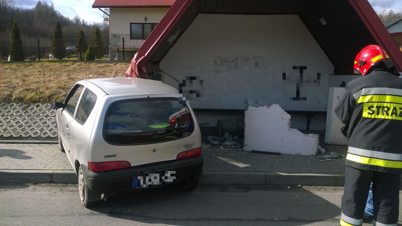 Pechowy wtorek na drogach. Ciężarówka zaparkowała w domu, seicento na przystanku