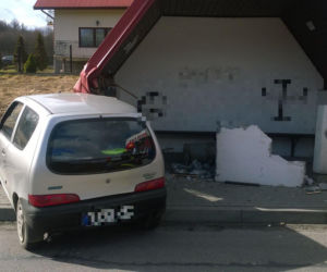 Pechowy wtorek na drogach. Ciężarówka zaparkowała w domu, seicento na przystanku