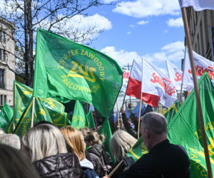 Protest pracowników ZUS w Warszawie przed Ministerstwem Finansów