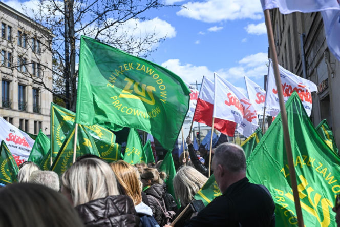 Protest pracowników ZUS w Warszawie przed Ministerstwem Finansów