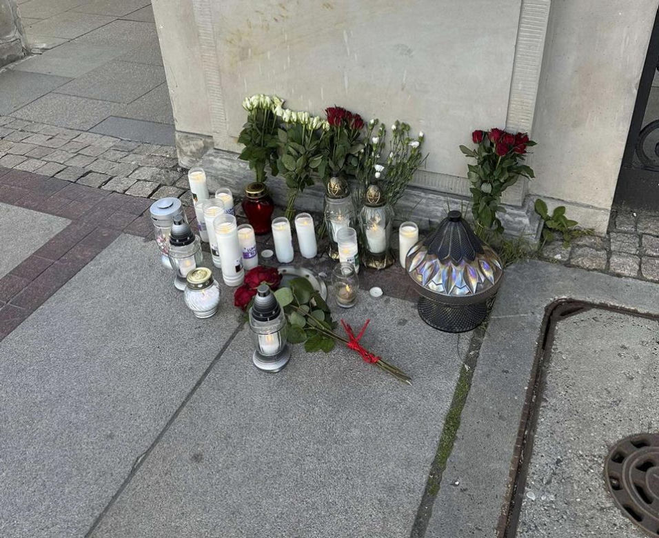 Uniwersytet Warszawski w żałobie. Przed budynkiem wystawiono zdjęcie zabitej 53-latki