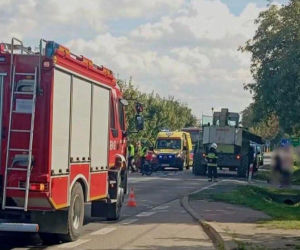 Honda z impetem uderzyła w sieczkarnik. 49-latek nie żyje