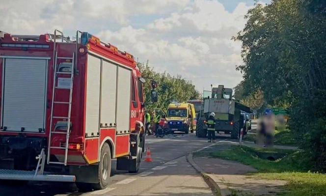 Honda z impetem uderzyła w sieczkarnik. 49-latek nie żyje