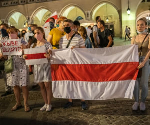 Manifestacja Białorusinów na rynku w Krakowie. Precz z Łukaszenką!