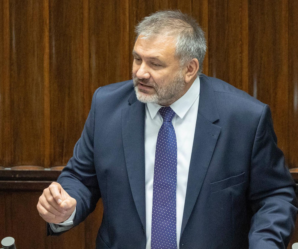 Minister Waldemar Żurek przemawia w Sejmie. O zwolnieniach w Akademii Wymiaru Sprawiedliwości przeczytasz na SE Polityka.