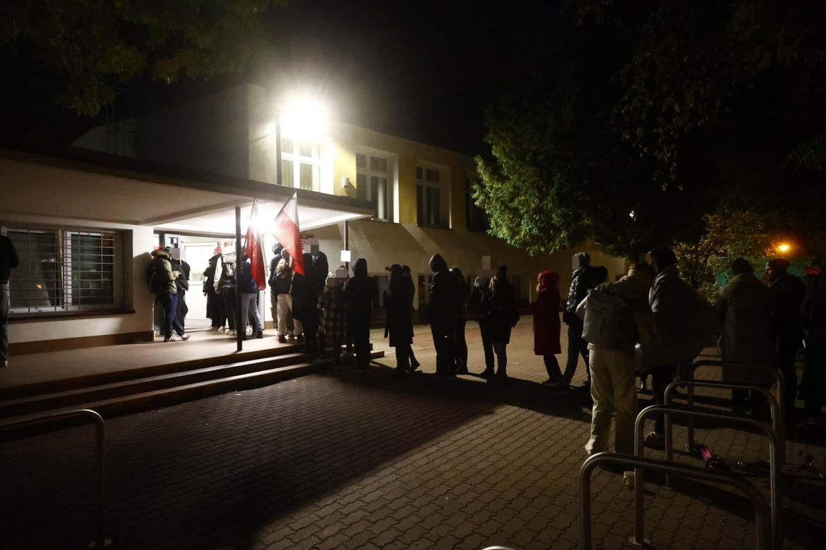 Jest 23, a ludzie wciąż czekają, by zagłosować. Gigantyczna kolejka do lokalu wyborczego w Warszawie