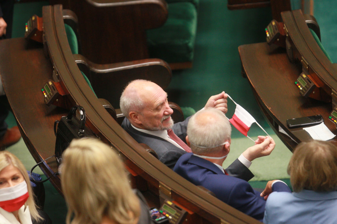 Posłowie mają problemy z maseczkami