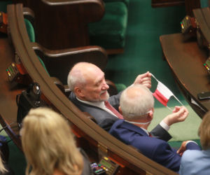Posłowie mają problemy z maseczkami
