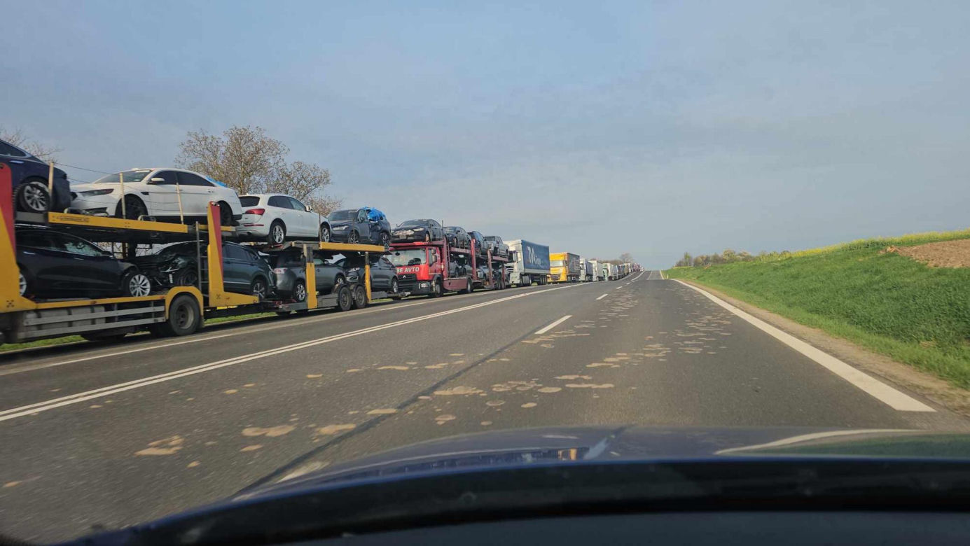 Tiry znów stoją w gigantycznych kolejkach do granicy