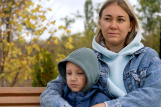 Syn gwarantuje szybsze znalezienie męża. Matki córek częściej pozostają samotne