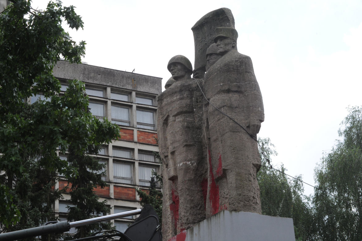 Zburzyli komunistyczny pomnik w Nowogardzie