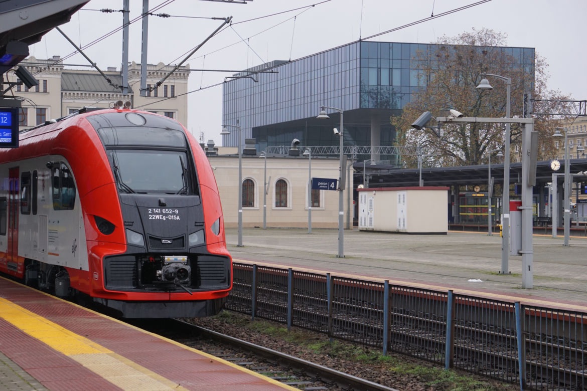 Nowe pociągi od Pesy wjechały na tory w Bydgoszczy! Tak wyglądają w środku [ZDJĘCIA]