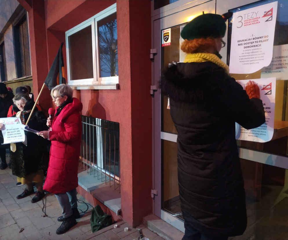 Protest przeciwko lex Czarnek przed małopolskim Kuratorium Oświaty