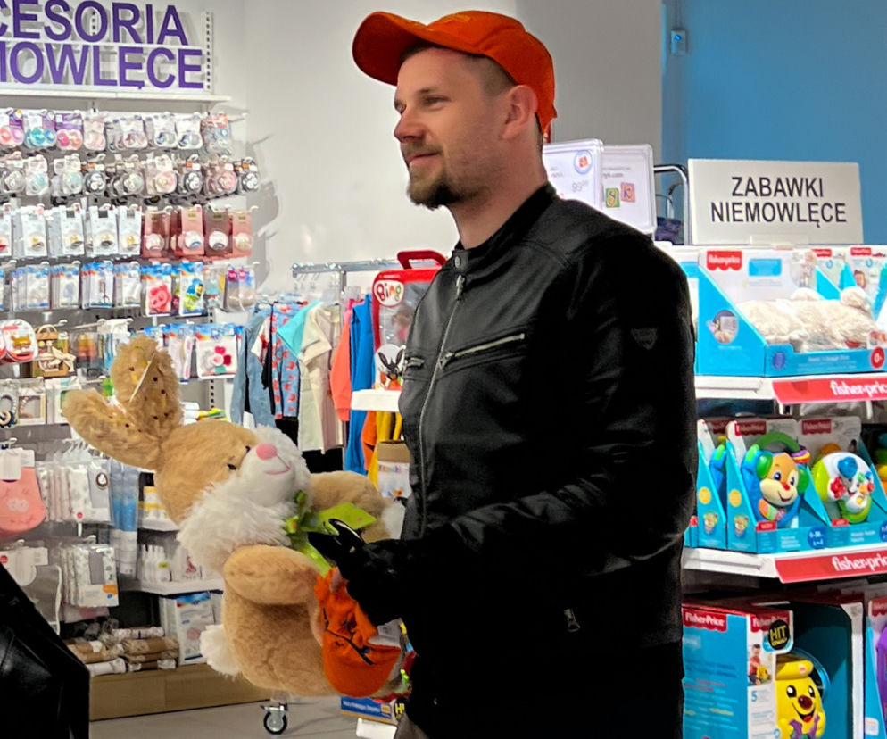 Antek Królikowski kupił maskotkę królika dla syna na dzień dziecka