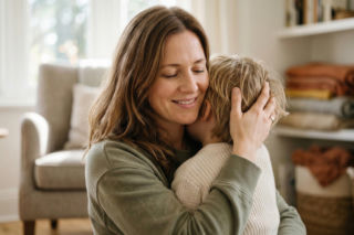 Cytat dla mam. Matka nie musi wszystkiego rozumieć – wystarczy, żeby.... Tak słynny pisarz widzi macierzyństwo