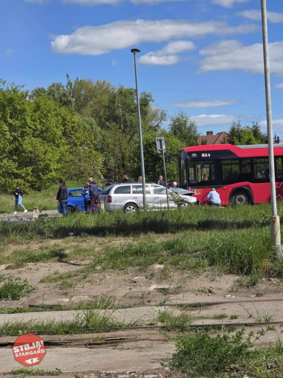 Stargard: 12 poszkodowanych po zderzeniu autobusu z samochodami. WIDEO z monitoringu
