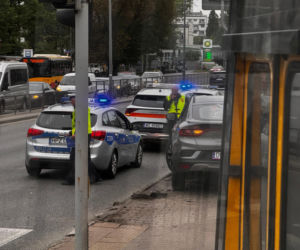 Pijany pirat wjechał w przystanek na placu Szembeka. Niedawno zginęło tam sześcioletnie dziecko