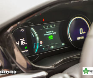Nowe policyjne radiowozy z hasłem Pomagamy i chronimy” na masce