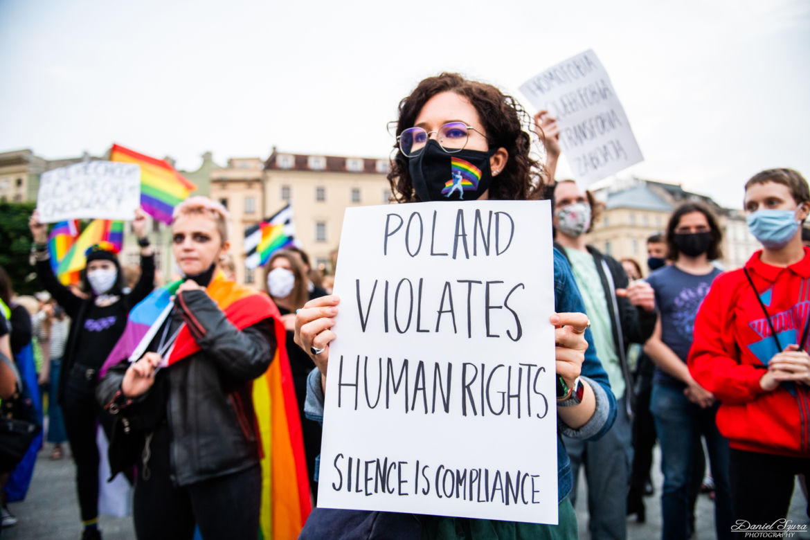 Demonstracja LGBT i narodowców na krakowskim Rynku