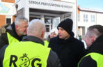 Protest przed szkołą  w Kielnie