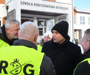 Protest przed szkołą  w Kielnie