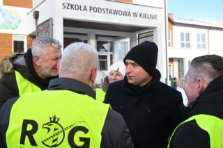 Protest przed szkołą  w Kielnie