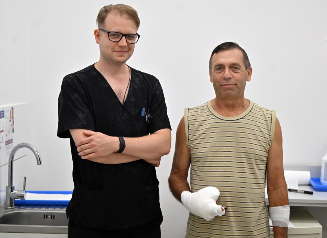 W 5 Klinicznym Szpitalu Wojskowym  Krakowie przyszyli panu Markowi kciuk