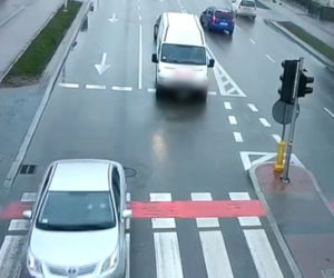 Ełk: Zderzenie samochodów zagroziło rowerzyście. Uratował go sygnalizator 
