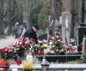 Prezes zawiózł choinkę na grób mamy