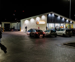 Wielkie kolejki do sklepów przed Wielkanocą