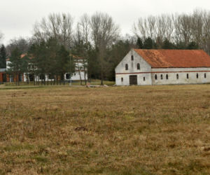 Pałac nad jeziorem czeka na Kaczyńską