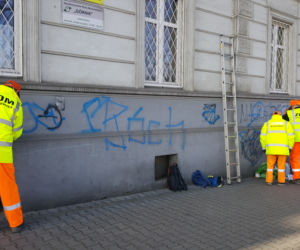 Czyszczenie Mysłowic z nielegalnego graffiti i wulgarnych napisów 