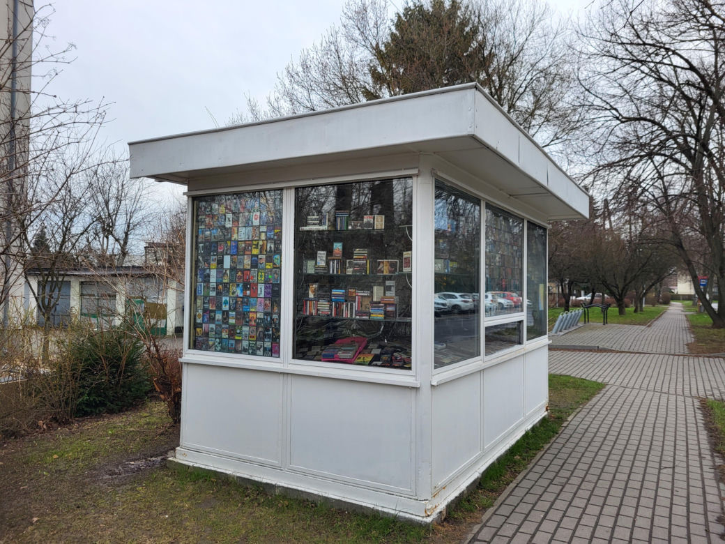 Zapełnili kiosk kasetami. Tak na Węglinie powstała niezwykła wystawa przenosząca w czasie [GALERIA]