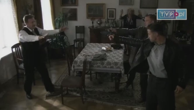 Czas honoru 6 sezon odc. 78. Emilia (Sonia Bohosiewicz), Karkowski (Bartłomiej Kasprzykowski), Bronek (Maciej Zakościelny)