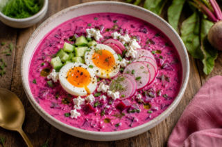 Botwinkowy chłodnik „pink bowl” – najbardziej instagramowy obiad tego sezonu (i wcale nie chodzi tylko o kolor)