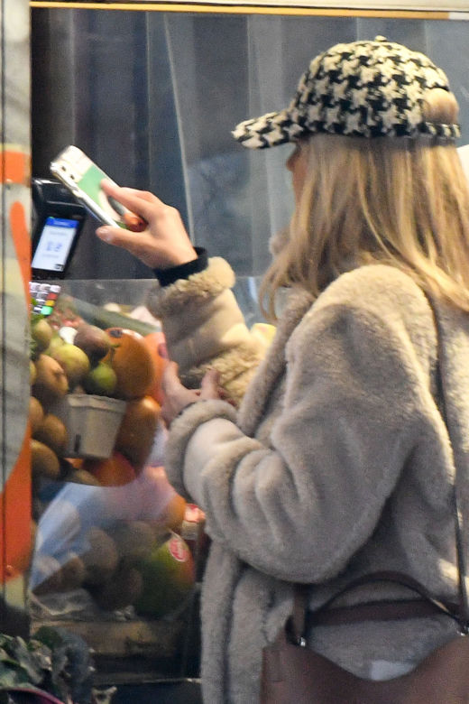 Grażyna Torbicka modnie ubrana robi zakupy na bazarku