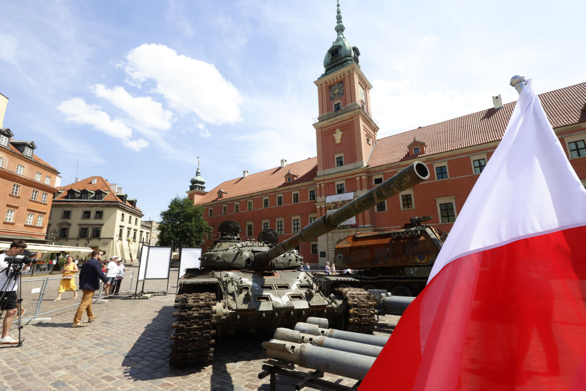 Rosyjskie czołgi w Warszawie! Pancerne bestie straszą na Placu Zamkowym