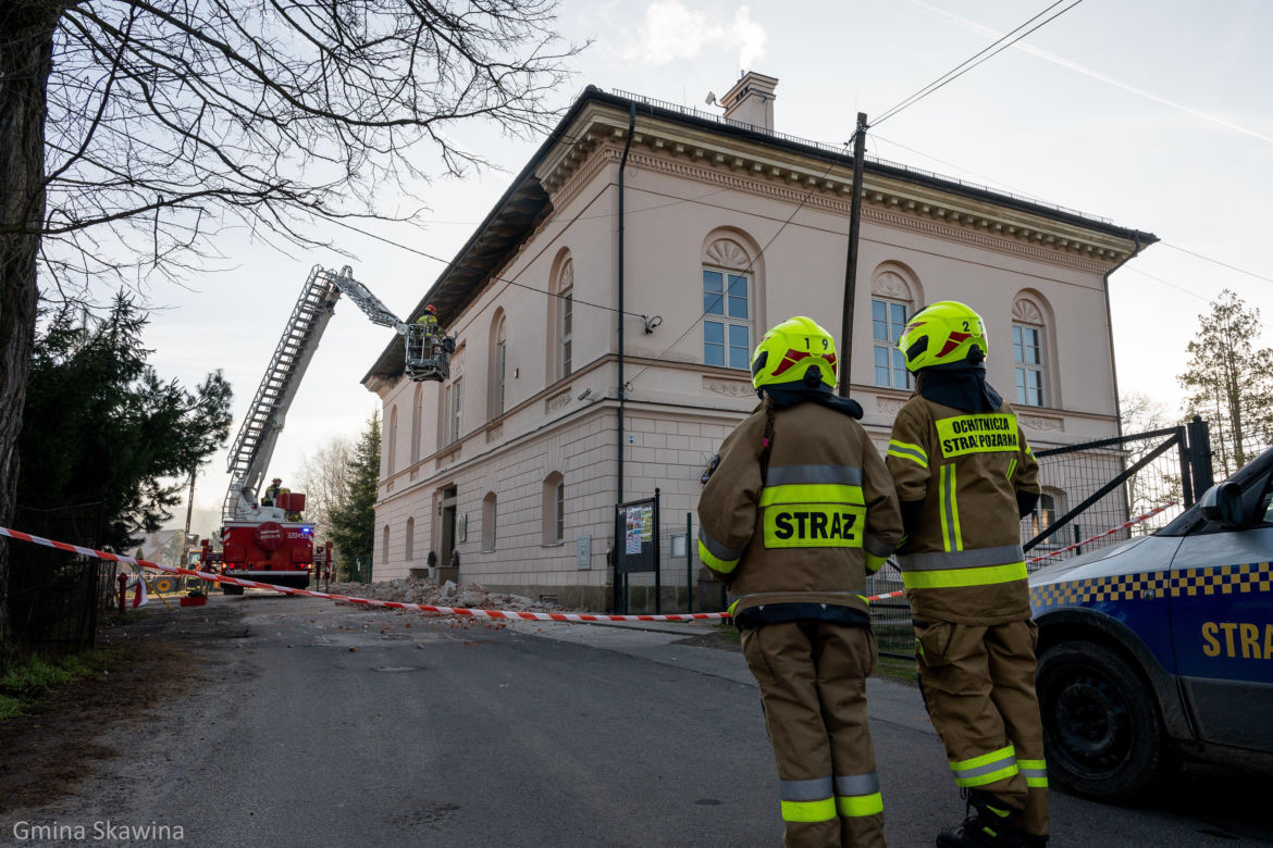 O krok od nieszczęścia w gminie Skawina. Gzyms odpadł od ścian zabytkowego dworu 