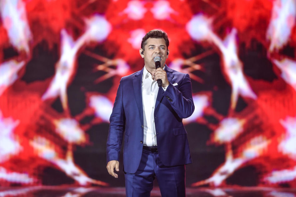 Tak Zenon Martyniuk zmieniał się przez lata. Na początku kariery nosił zupełnie inną fryzurę