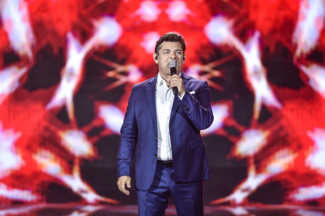 Tak Zenon Martyniuk zmieniał się przez lata. Na początku kariery nosił zupełnie inną fryzurę