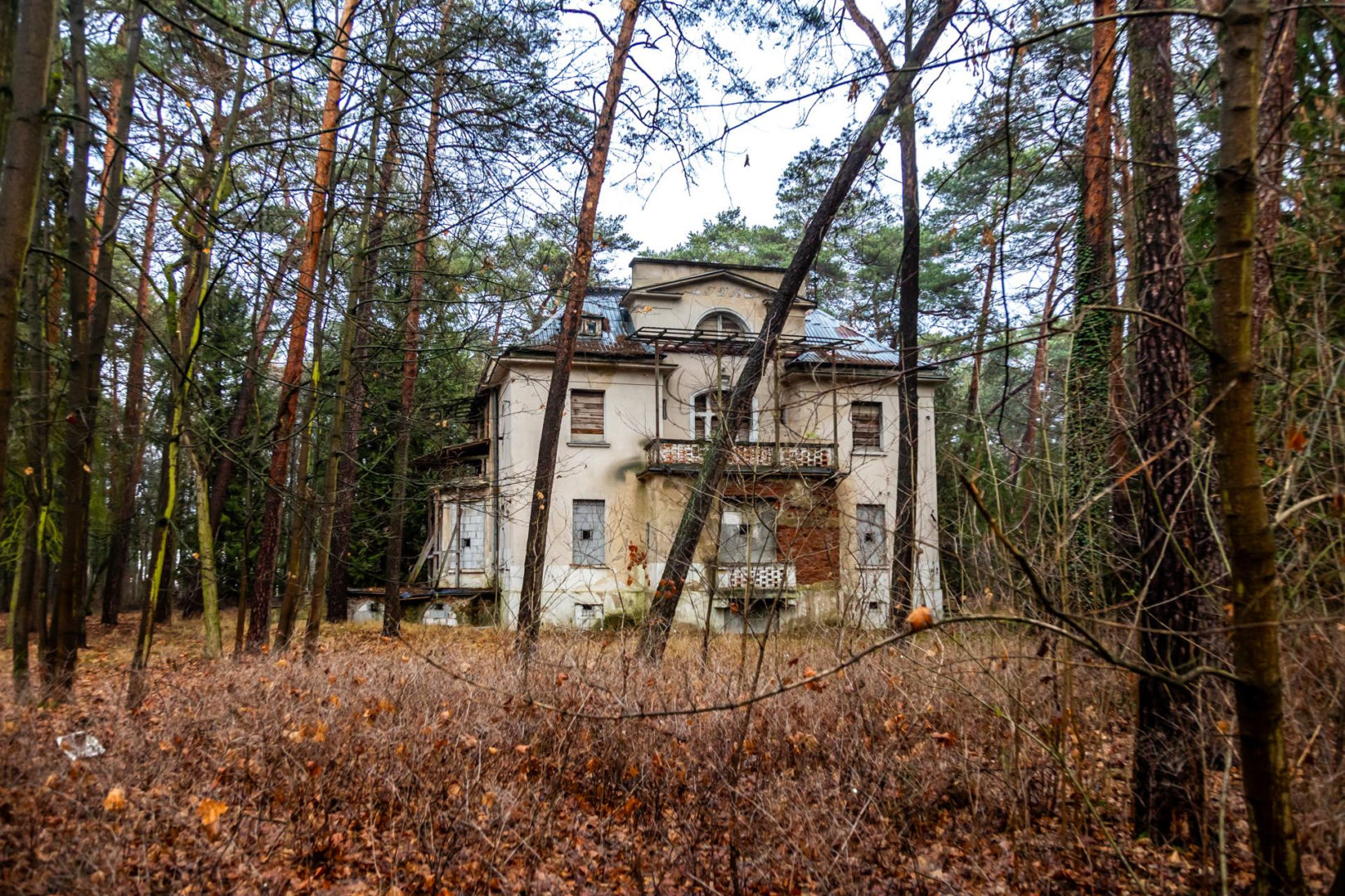 Opuszczona willa w Konstancinie