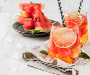 Arbuzowa sangria z ananasem: przepis na letni koktajl