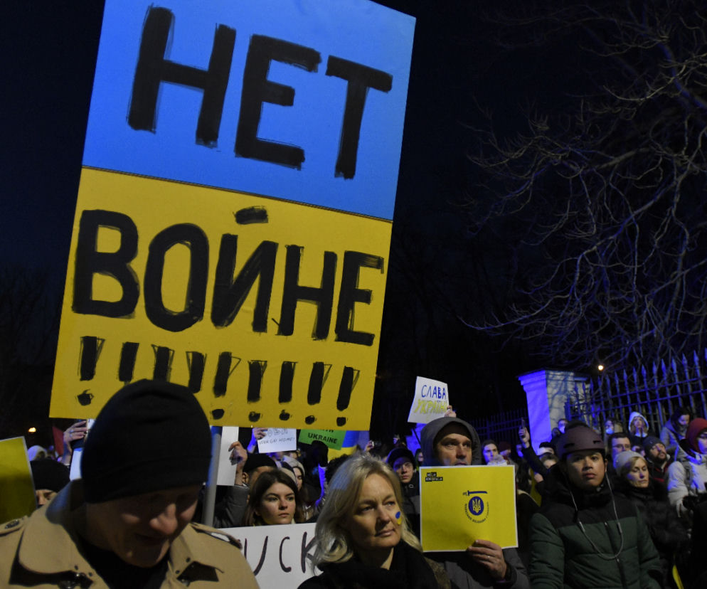 Demonstracja pod ambasadą Rosji. Protestujący idą pod ambasadę Niemiec